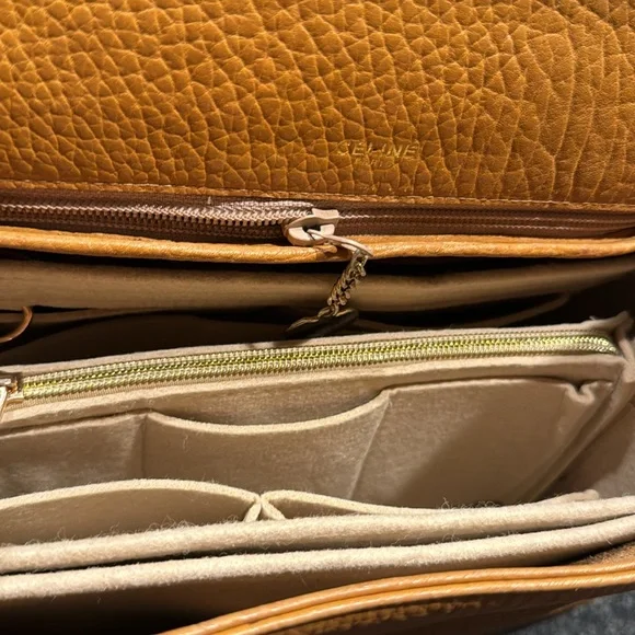 🌺👜 SALE‼️ ❤️‍🔥VERY VINTAGE AND RARE CELINE LEATHER BAG. 👜👜👜❤️‍🔥 - Picture 13 of 14